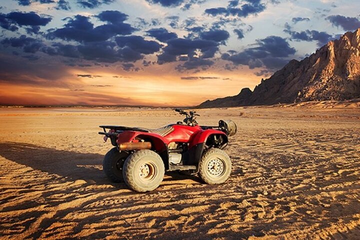 Avventura in quad e cammello a Echo Mountain da Sharm El Sheikh