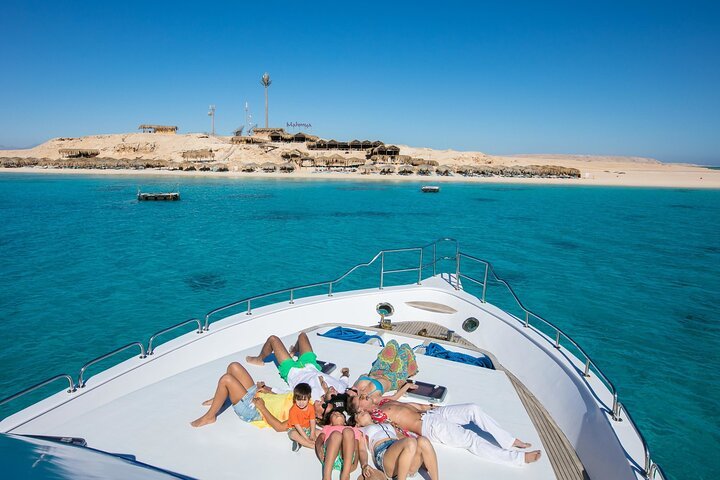 Velocità privata all'isola di Mahmya con pranzo e parasailing da Hurghada