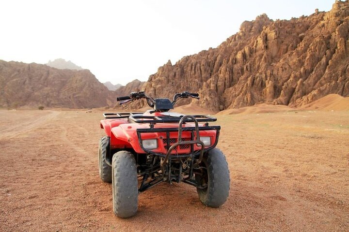 Avventura in quad e cammello a Echo Mountain da Sharm El Sheikh