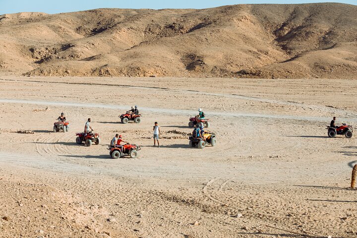 Avventura in quad e cammello a Echo Mountain da Sharm El Sheikh