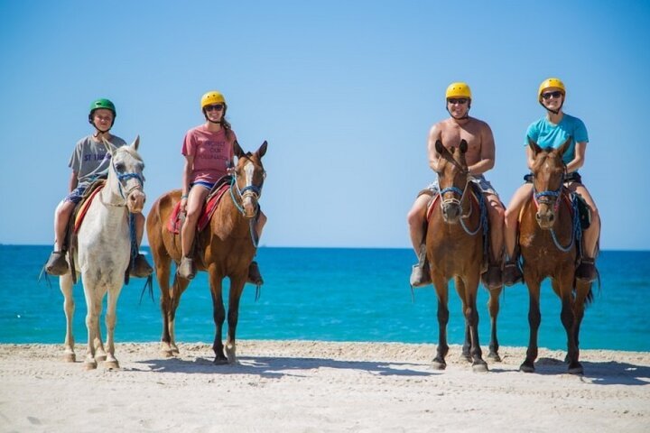 2-Hour Horseback Riding Tour Across Beach & Desert in Hurghada