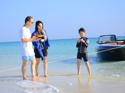 Une famille profite d'une excursion privée sur la plage d'Hurghada avec Bella Trips